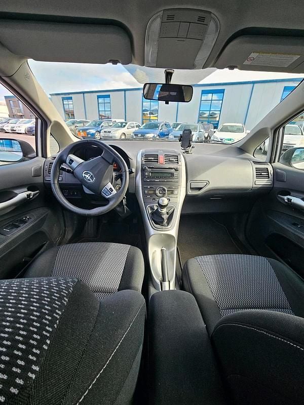 Gebraucht Toyota Auris 99 PS (72 kW) 2010 Silber Kleinwagen