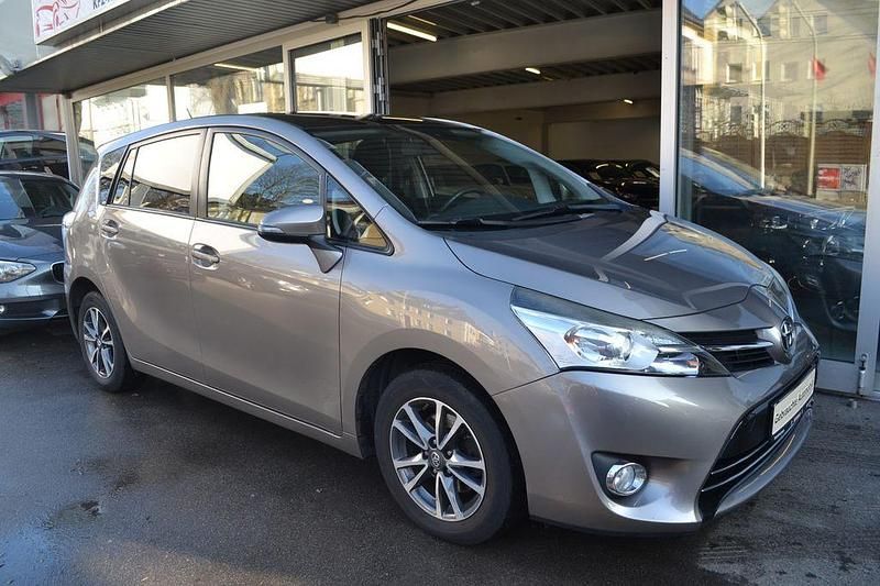 Gebraucht Toyota Verso Skyview Edition 111 PS (81 kW) 2015 Grau Van / Kleinbus