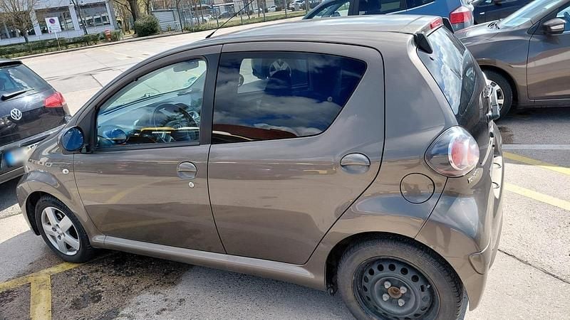 Gebraucht Toyota Aygo 68 PS (50 kW) 2012 Braun Kleinwagen