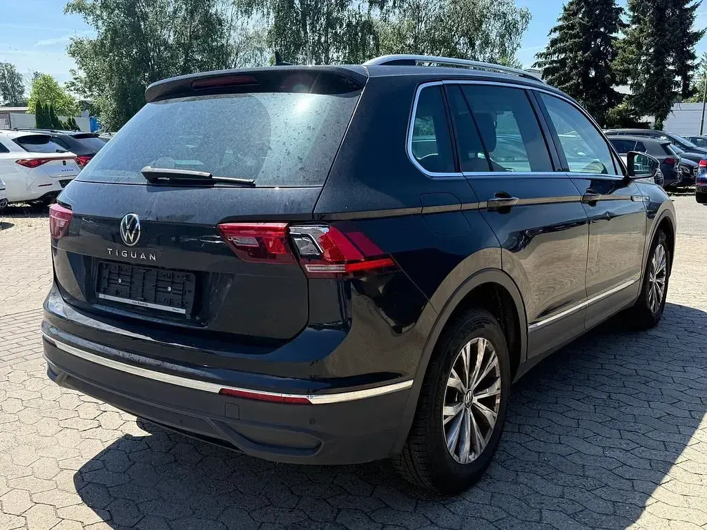 Gebraucht VW Tiguan Life 150 PS (110 kW) 2023 Schwarz SUV