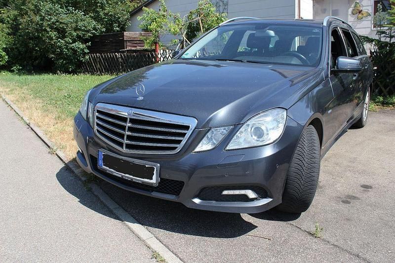 Grau Gebraucht 2010 Mercedes E300 Limousine | 3.800 € (Superpreis) - Bild 1/4
