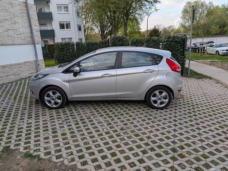 Gebraucht Ford Fiesta 82 PS (60 kW) 2010 Silber Kleinwagen