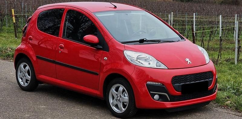 Gebraucht Peugeot 107 Active 68 PS (50 kW) 2012 Rot Kleinwagen