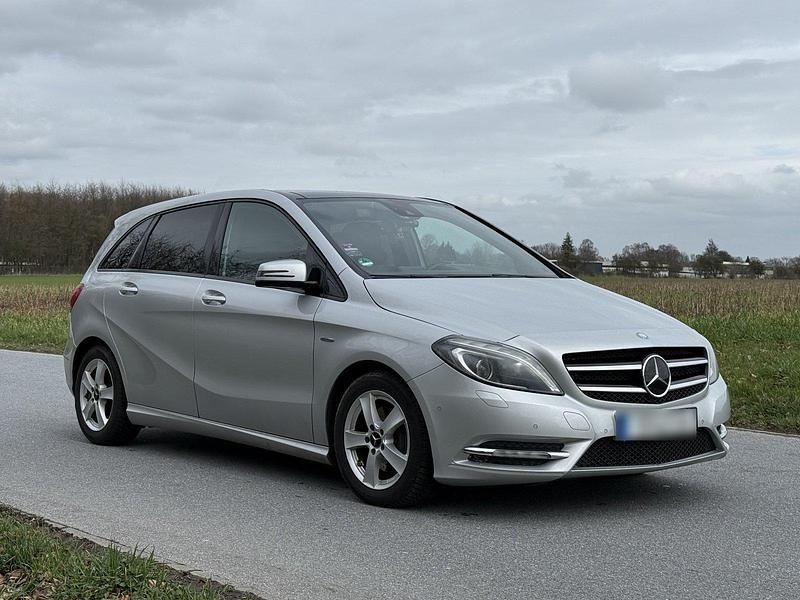 Gebraucht Mercedes B200 Night 156 PS (114 kW) 2011 Silber Van / Kleinbus
