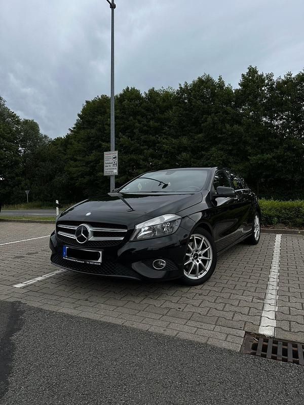 Schwarz Gebraucht 2012 Mercedes A180 Limousine | 8.200 € - Bild 1/4