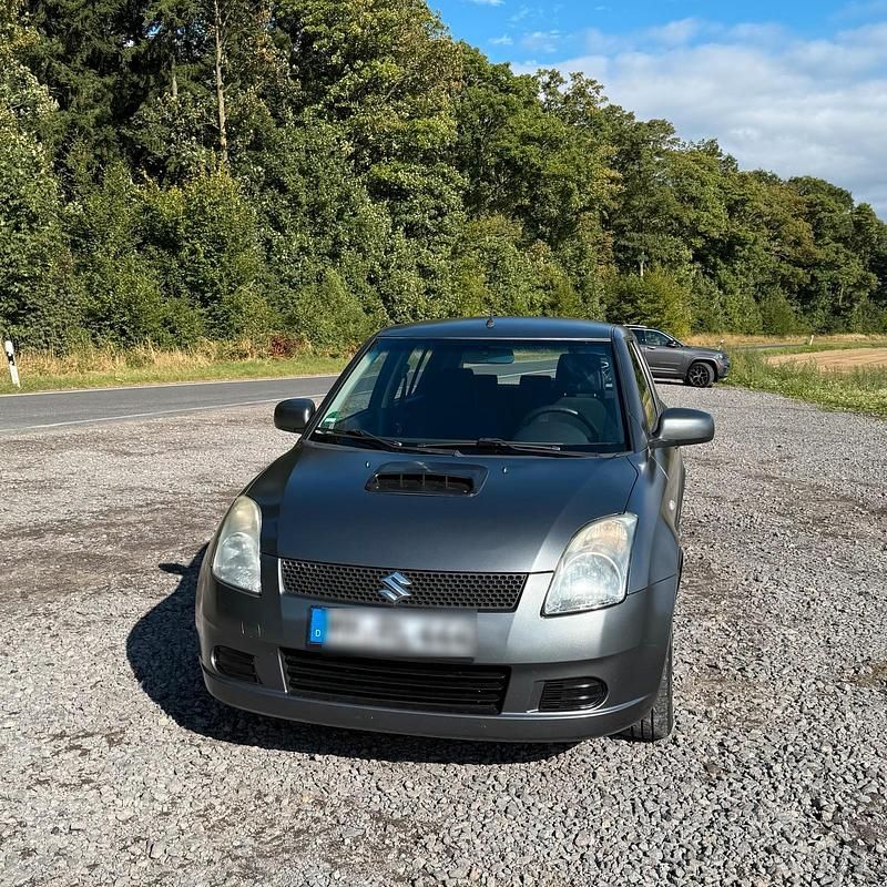 Grau Gebraucht 2006 Suzuki Swift Kleinwagen | 2.150 € (Fairer Preis) - Bild 1/4