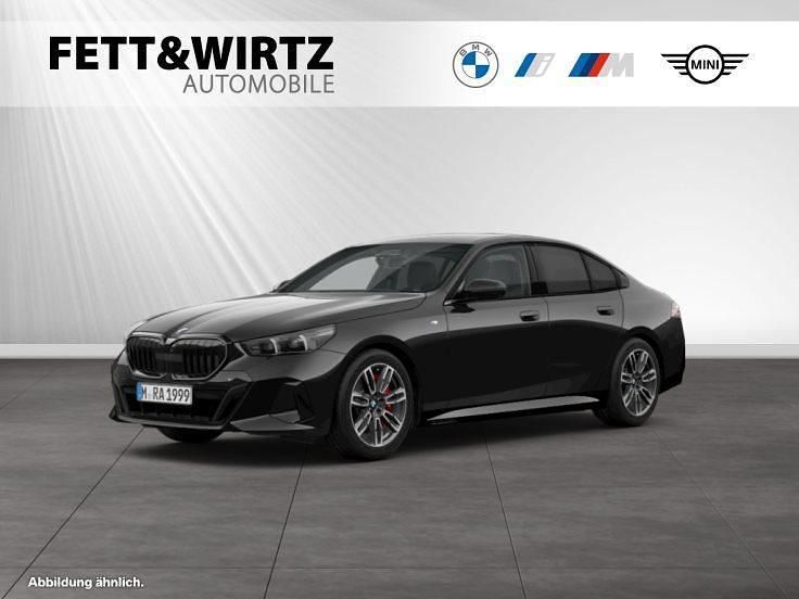 Saphirschwarz metallic Neu 2025 BMW 520 M Sport Limousine | 67.890 € (Teuer) - Bild 1/3