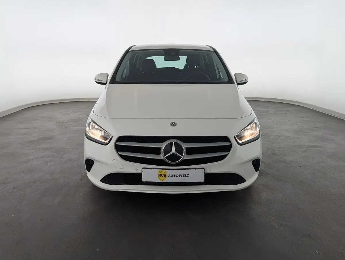 Gebraucht Mercedes B180 136 PS (100 kW) 2022 Weiß Van / Kleinbus