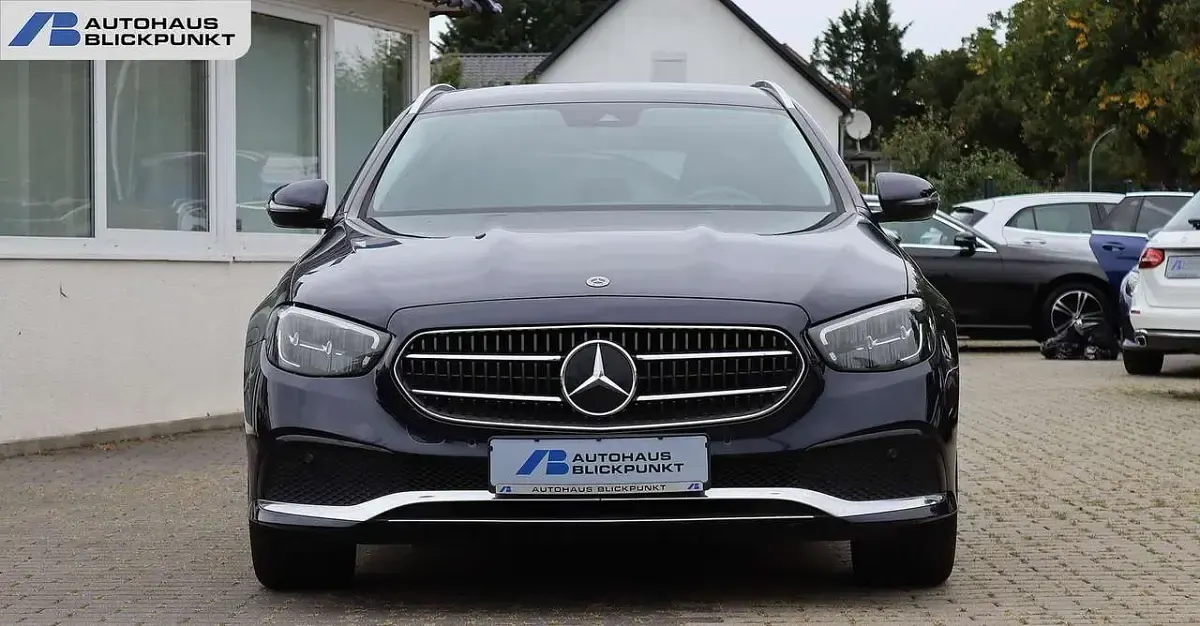 Second-hand Mercedes E300 306 CP (225 kW) 2022 Albastru Berlinǎ