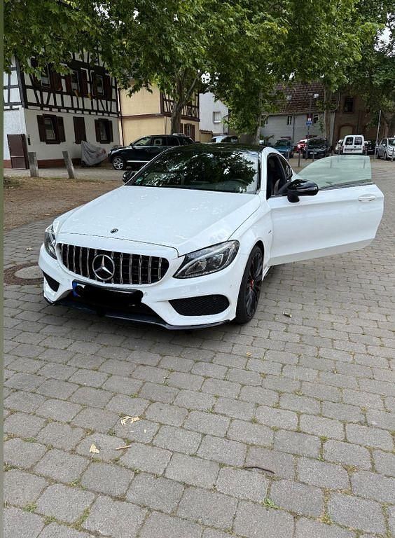 Weiß Gebraucht 2017 Mercedes C180 AMG line Coupé | 21.900 € (Fairer Preis) - Bild 1/4