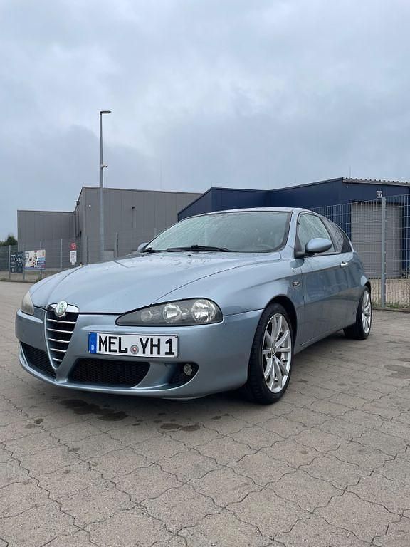 Blau Gebraucht 2006 Alfa Romeo 147 Ti Kleinwagen | 2.900 € (Fairer Preis) - Bild 1/4