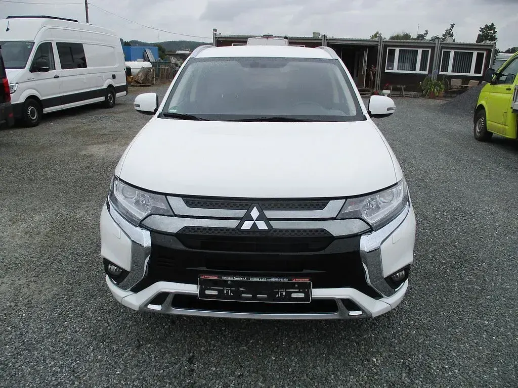 Gebraucht Mitsubishi Outlander P-HEV Basis 135 PS (99 kW) 2021 Weiß SUV
