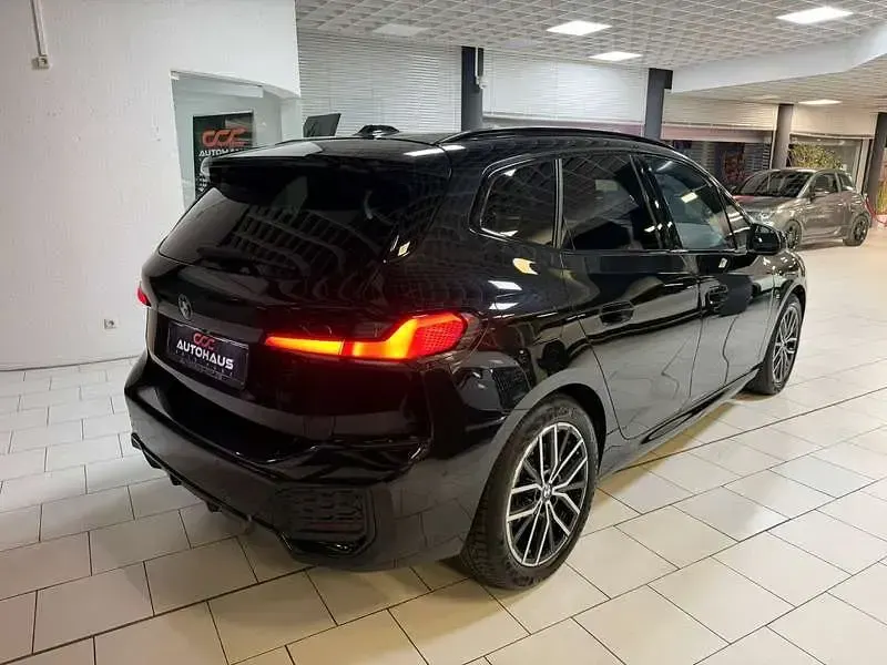 Gebraucht BMW 220 Active Tourer M Sport 170 PS (125 kW) 2022 Saphirschwarz Van / Kleinbus
