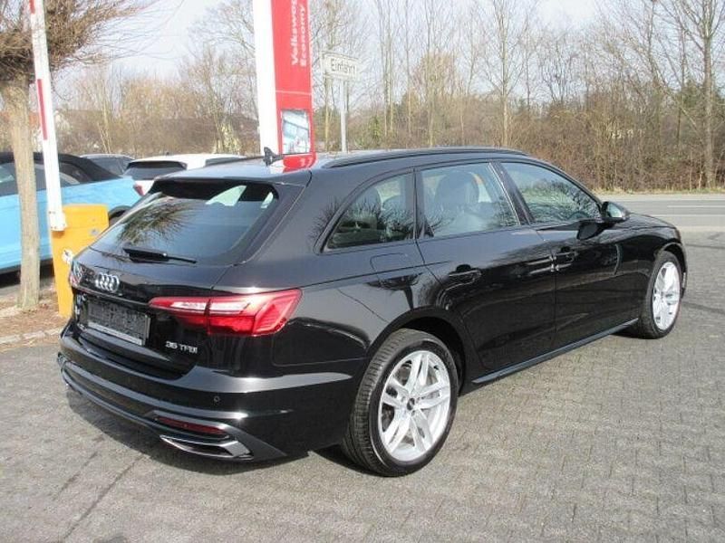 Gebraucht Audi A4 Advanced 150 PS (110 kW) 2023 Mythosschwarz (metallic) Kombi