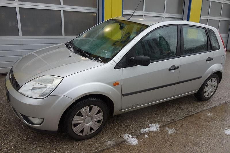 Gebraucht Ford Fiesta Futura 68 PS (50 kW) 2004 Silber Kleinwagen