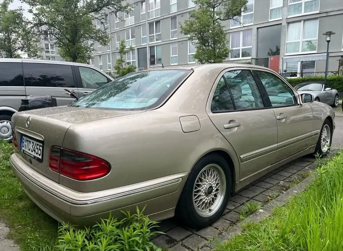 Gebraucht Mercedes E200 163 PS (119 kW) 2001 Gold Limousine