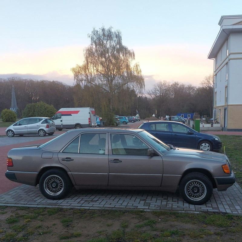 Gebraucht Mercedes E230 131 PS (96 kW) 1989 Braun Limousine