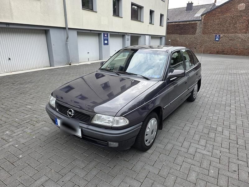 Grau Gebraucht 1996 Opel Astra Kombi | 1.499 € (Guter Preis) - Bild 1/4