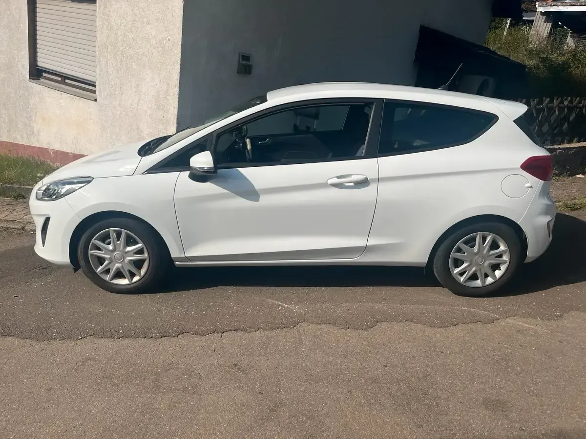 Gebraucht Ford Fiesta 70 PS (51 kW) 2017 Weiß Kleinwagen