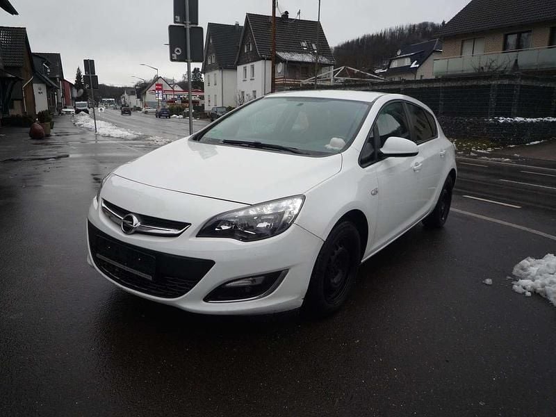 Gebraucht Opel Astra 101 PS (74 kW) 2013 Schneeweiss/summitwhite/arctic Kleinwagen