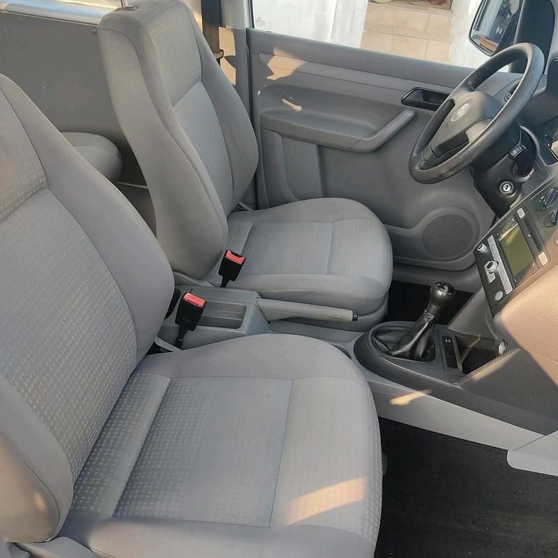 Second-hand VW Caddy 109 CP (80 kW) 2009 Argintiu Monovolum