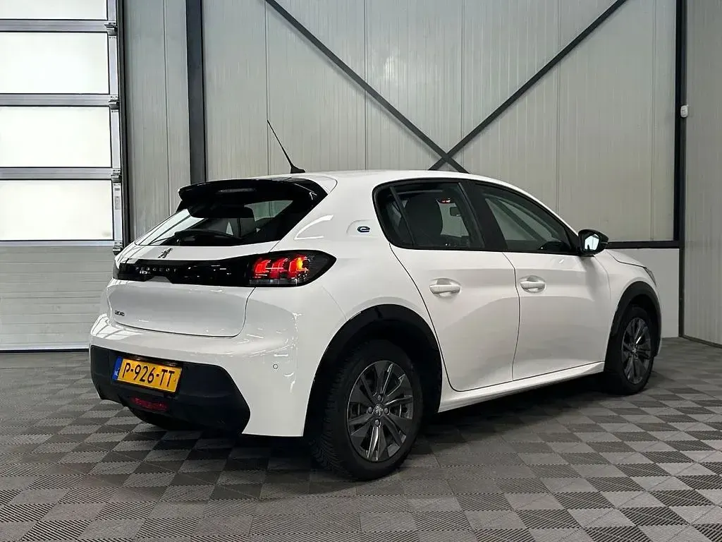 Gebraucht Peugeot e-208 Active 100 kW (136 PS) 2022 Weiß Kleinwagen