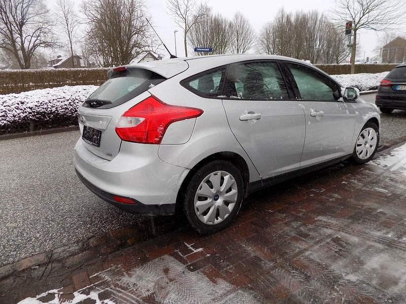 Gebraucht Ford Focus Trend 101 PS (74 kW) 2012 Silber Limousine