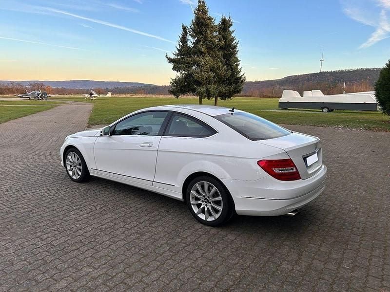 Weiß Gebraucht 2013 Mercedes C200 Edition Coupé | 9.900 € (Guter Preis) - Bild 1/4