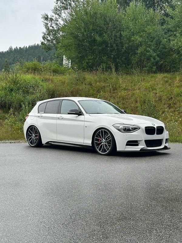 Weiß Gebraucht 2014 BMW M135 Kleinwagen | 22.500 € (Fairer Preis) - Bild 1/4