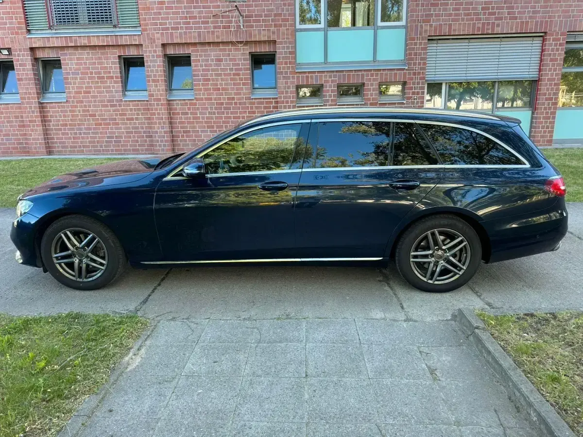 Gebraucht Mercedes E220 194 PS (142 kW) 2017 Blau Kombi