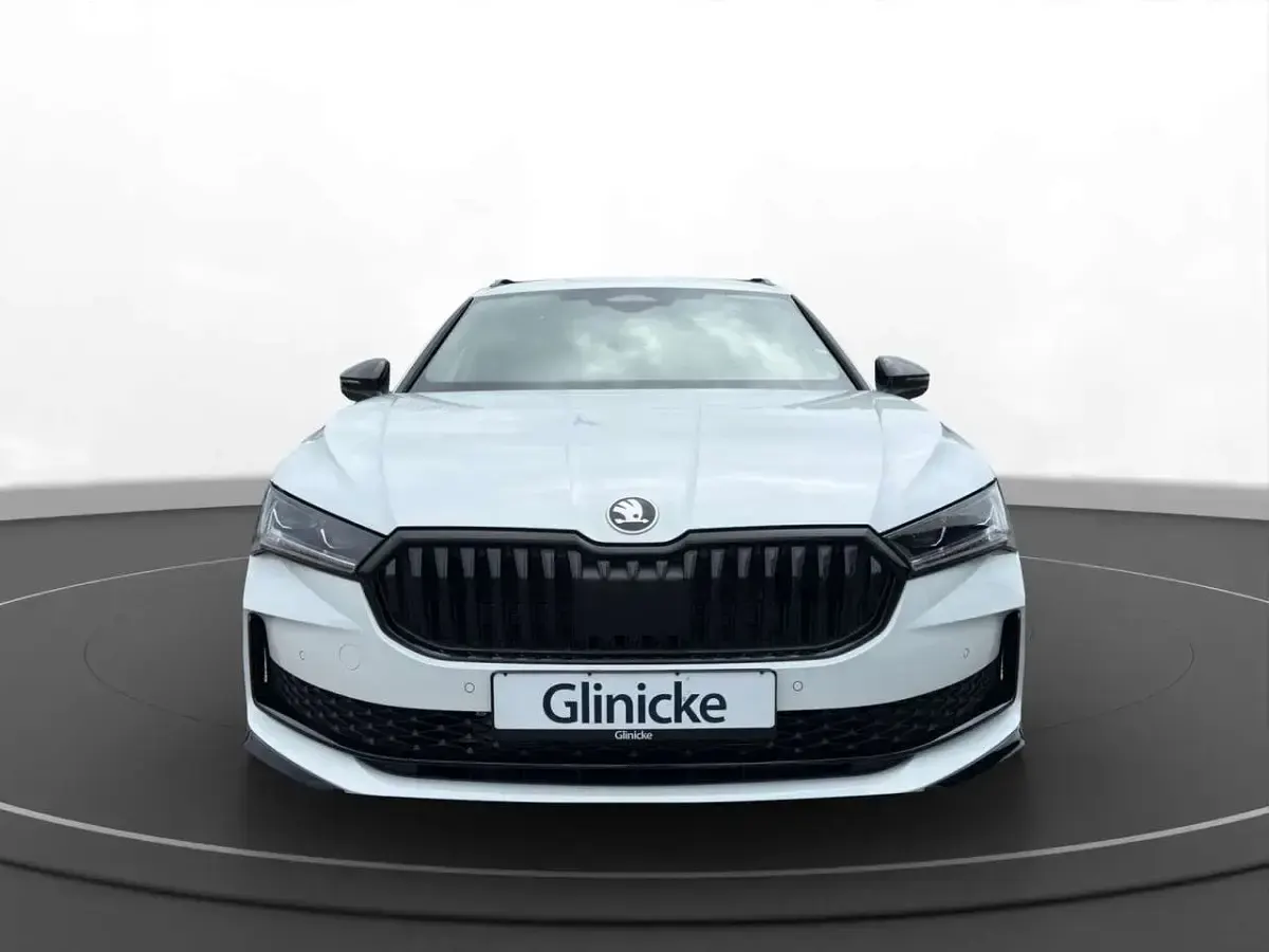 Neu Skoda Superb SportLine 204 PS (150 kW) 2026 Kristallweiß uni Kombi