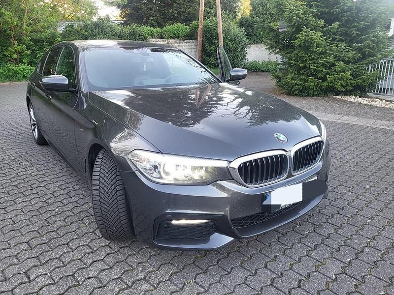 Grau Gebraucht 2019 BMW 520 M Sport Limousine | 28.200 € (Fairer Preis) - Bild 1/4