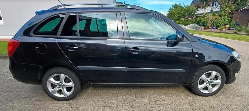 Schwarz Gebraucht 2012 Skoda Fabia Kombi | 2.550 € - Bild 1/4