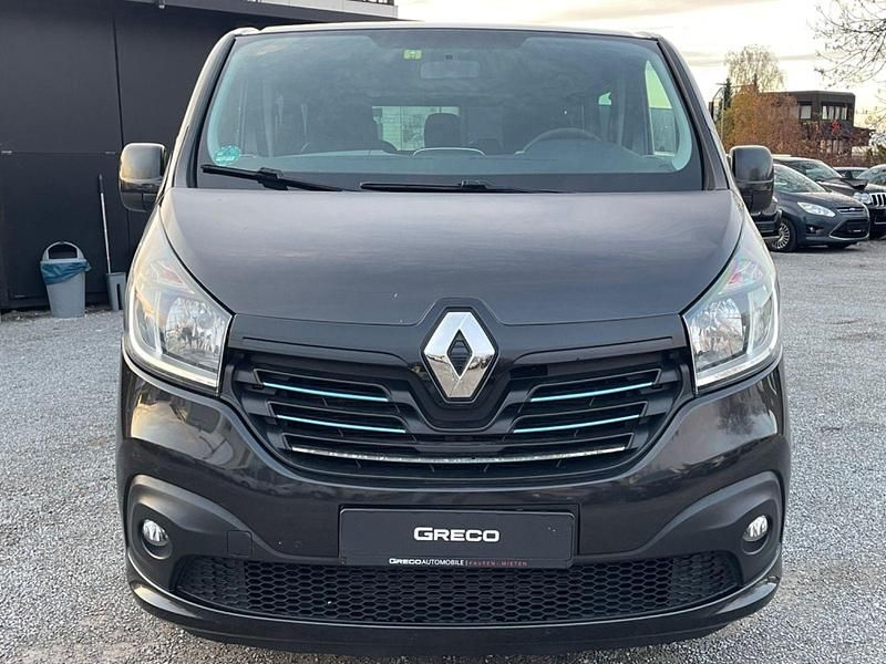 Second-hand Renault Trafic Expression 145 CP (106 kW) 2015 Negru Monovolum