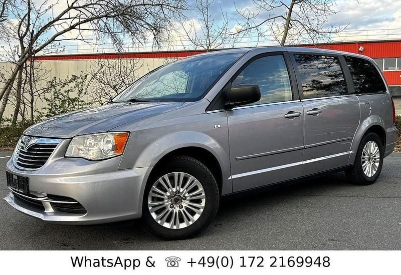 Silber Gebraucht 2014 Lancia Voyager Silver Van / Kleinbus | 9.800 € (Fairer Preis) - Bild 1/4