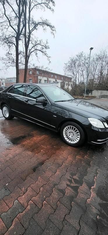 Gebraucht Mercedes E220 170 PS (125 kW) 2012 Schwarz Limousine