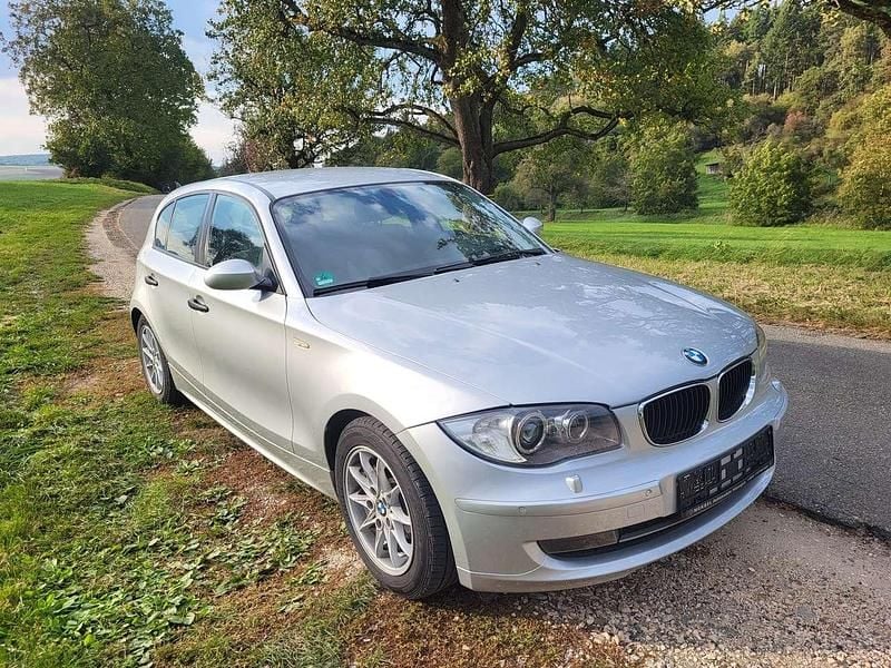 Titansilber metallic Gebraucht 2006 BMW 118 Kleinwagen | 6.999 € (Etwas zu teuer) - Bild 1/4