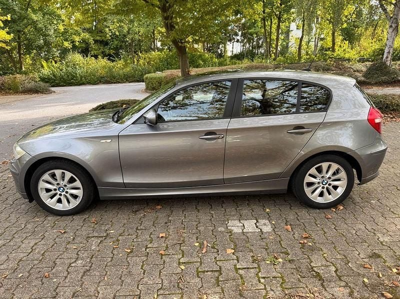 Grau Gebraucht 2011 BMW 116 Kleinwagen | 6.990 € (Superpreis) - Bild 1/4