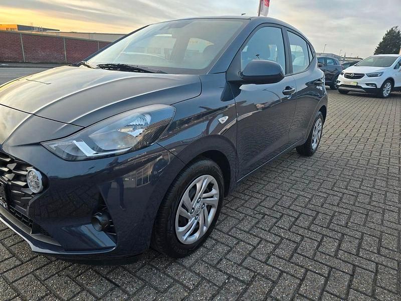 Gebraucht Hyundai i10 Advanced 67 PS (49 kW) 2022 Grau Kleinwagen