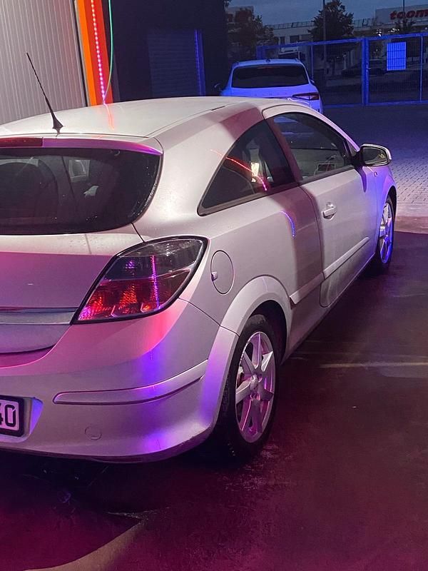 Grau Gebraucht 2006 Opel Astra GTC Coupé | 1.650 € - Bild 1/3