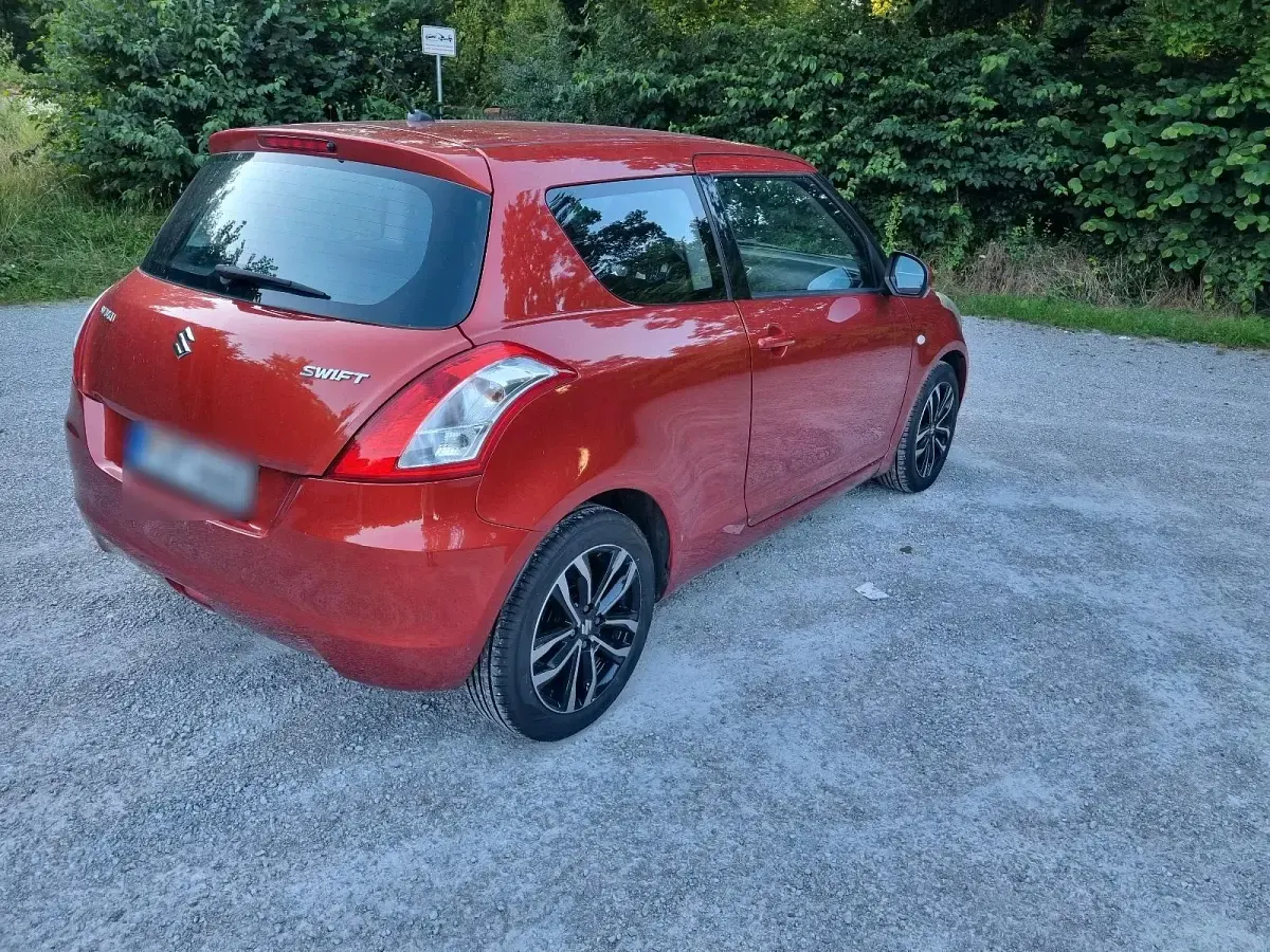 Usado Suzuki Swift 94 CV (69 kW) 2011 Rojo Utilitario