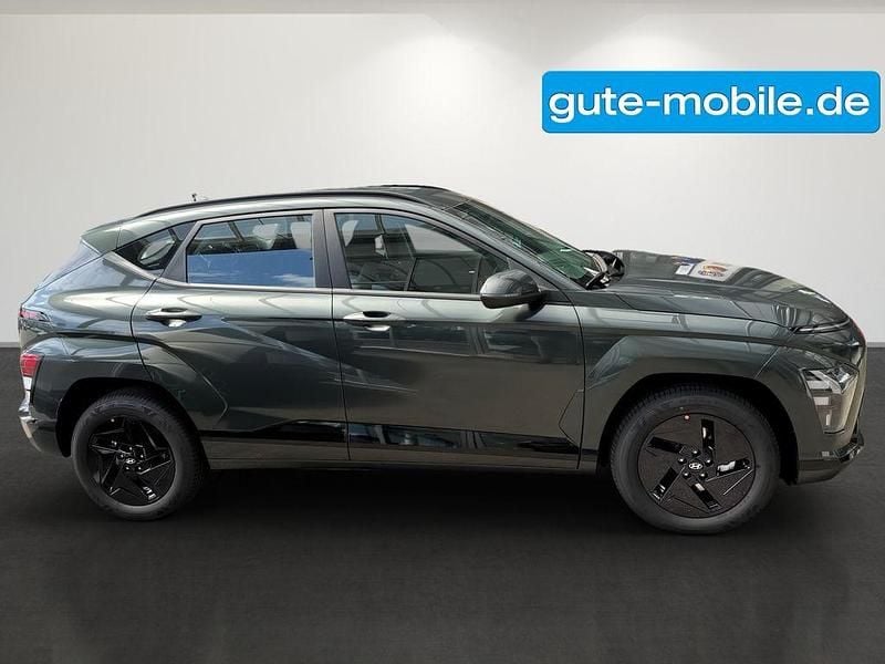 Neu Hyundai Kona Select 99 kW (135 PS) 2025 Cypress green / mic SUV