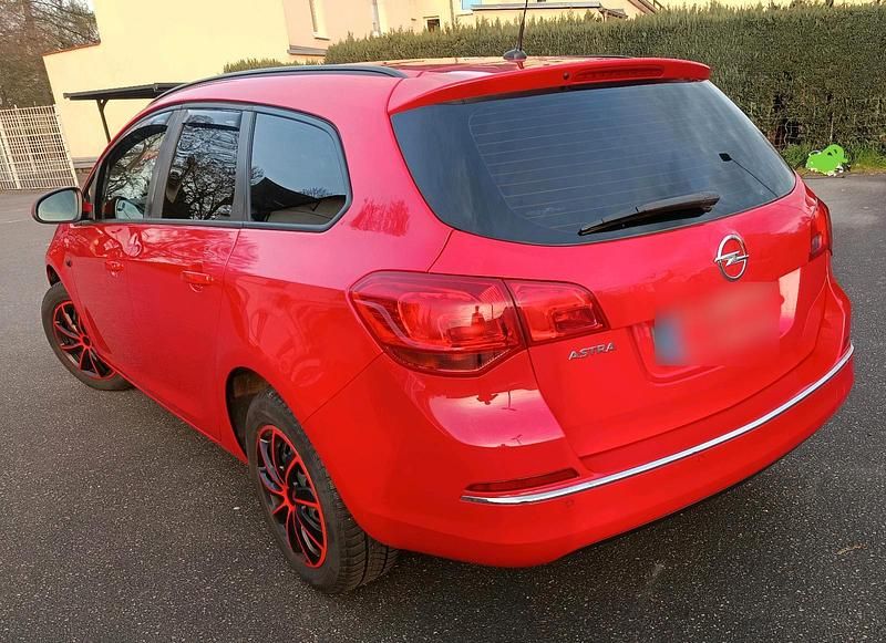 Gebraucht Opel Astra 116 PS (85 kW) 2015 Rot Kombi