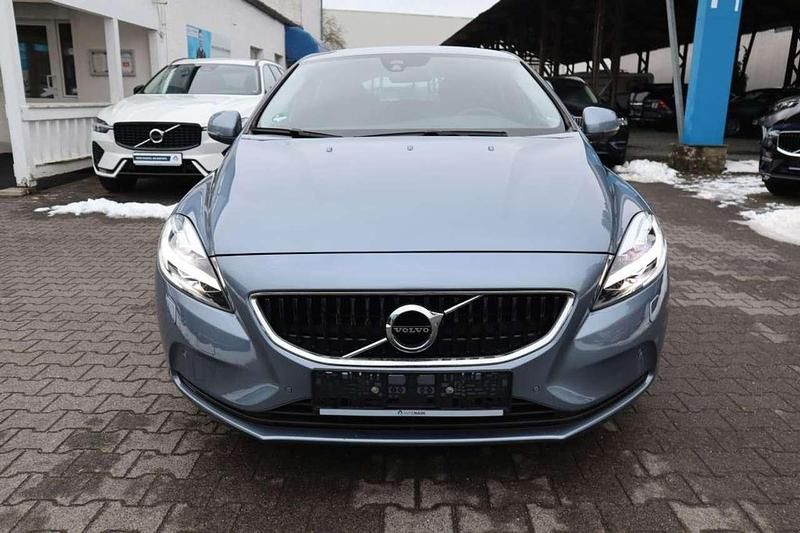 Gebraucht Volvo V40 Momentum 120 PS (88 kW) 2017 Mussel blue metallic Limousine