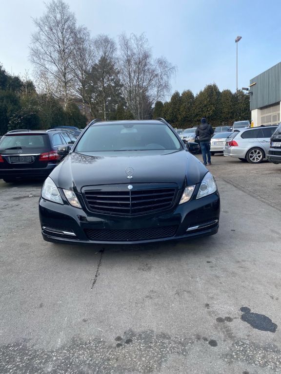 Schwarz Gebraucht 2010 Mercedes E250 Limousine | 6.300 € (Guter Preis) - Bild 1/4
