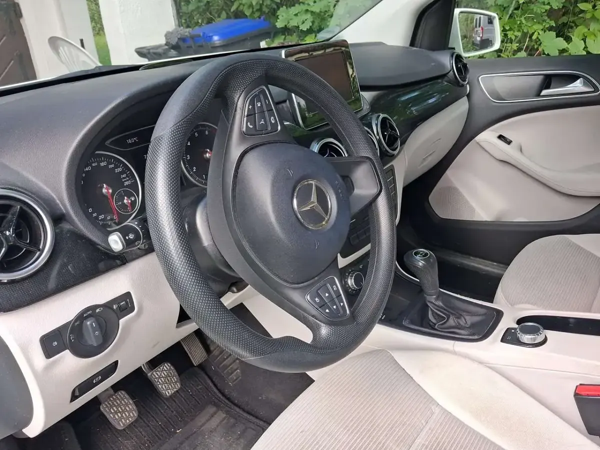 Gebraucht Mercedes B180 Edition 122 PS (89 kW) 2015 Weiß Kleinwagen