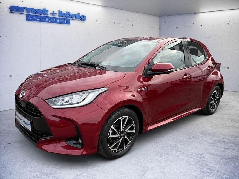 Rot Gebraucht 2021 Toyota Yaris Hybrid Club Limousine | 17.970 € (Fairer Preis) - Bild 1/4