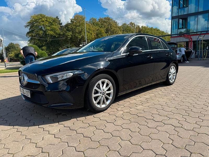 Schwarz Gebraucht 2020 Mercedes A180 Progressive Limousine | 19.500 € (Guter Preis) - Bild 1/4