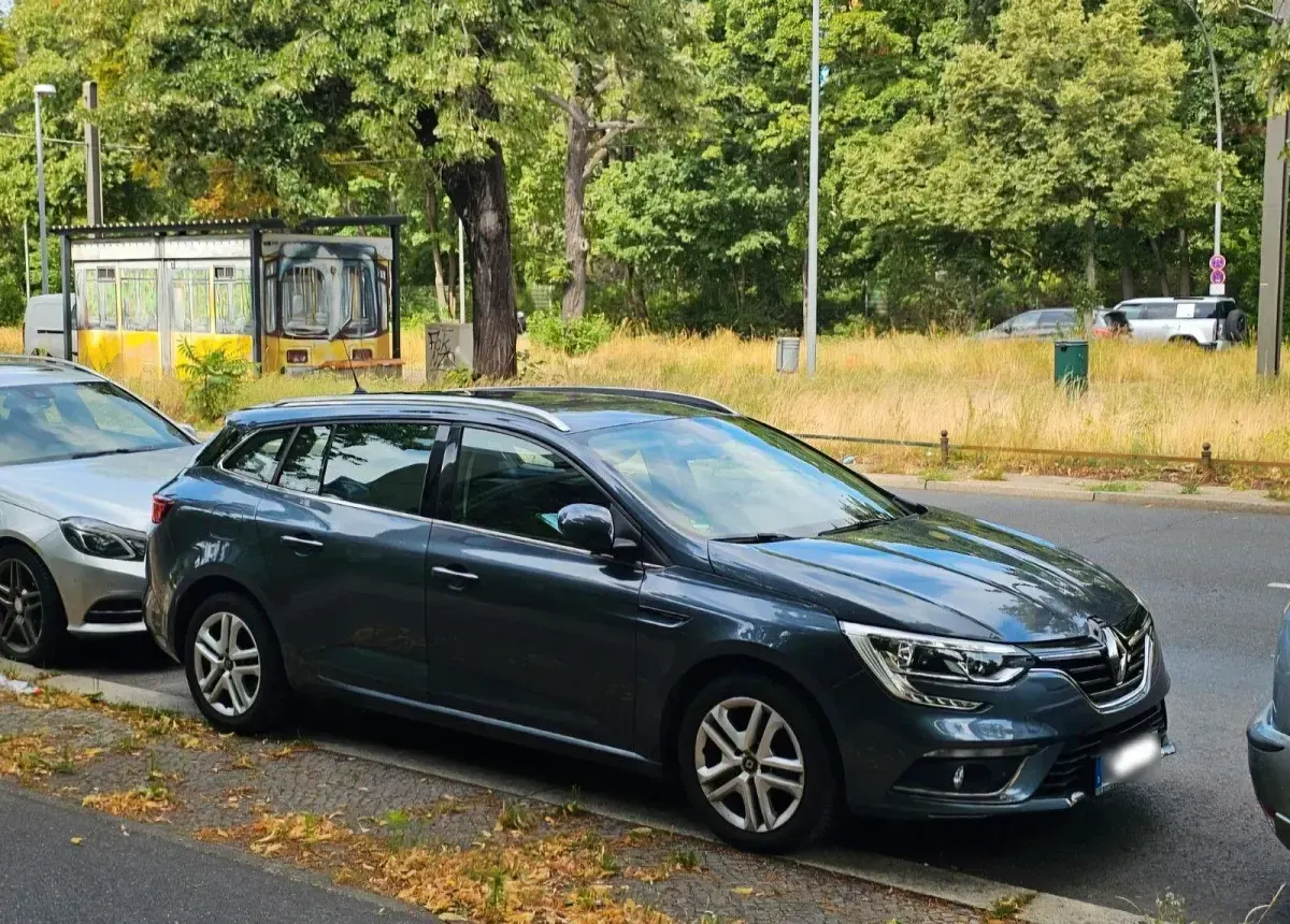 Gebraucht Renault Mégane GrandTour Intens 132 PS (97 kW) 2017 Blau Kombi