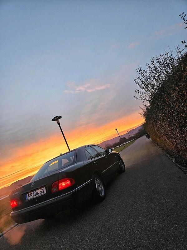 Grün Gebraucht 1999 Mercedes E320 Limousine | 3.650 € (Guter Preis) - Bild 1/4